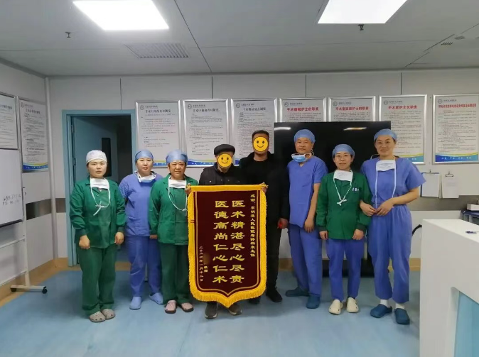 东明县人民医院:多学科协作救治急症老人 八旬患者家属送旗致谢